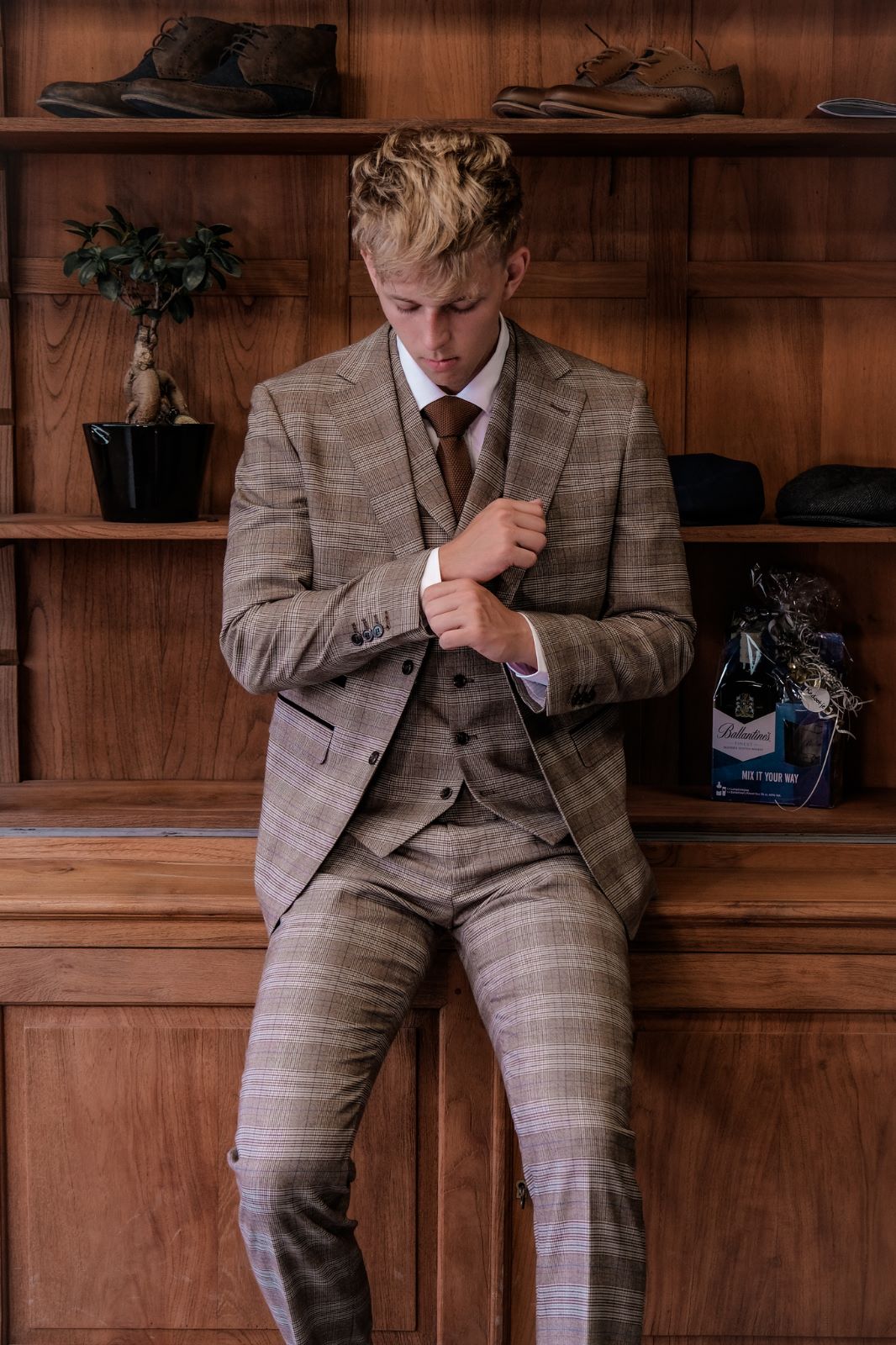 TAVERNY Captain - Men's Three-Piece Checkered Suit in Beige