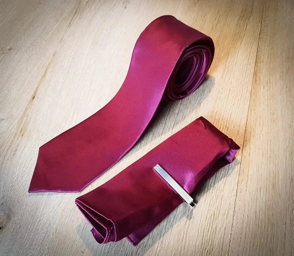 Cavani wine red necktie, hankie, necktie clip